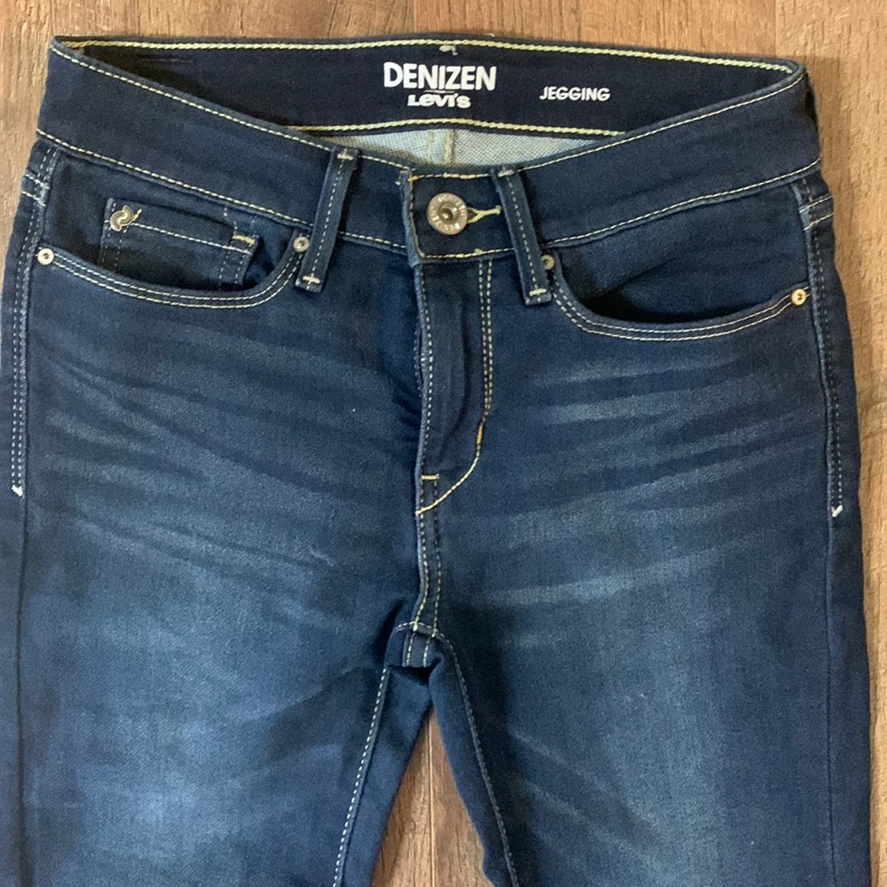 Levi’s Denizen jeggings. Waist size 25